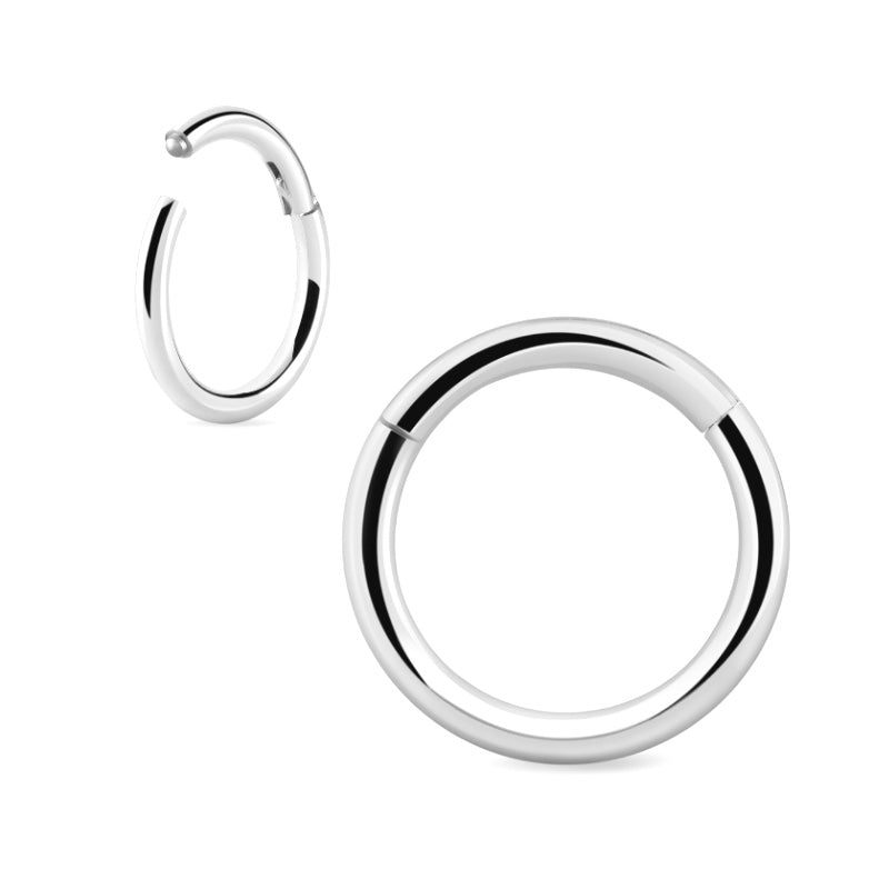 Clicker ring in titanio ASTM F136 da implantologia certificato. Questo scintillante clicker realizzato in titanio è disponibile in diverse misure, quindi puoi trovare facilmente quello che fa per te. È dotato di cerniera, che rende la chiusura molto semplice: basta tirare il segmento per aprirlo, inserire il gioiello nel piercing e chiuderlo con un click. Disponibile nelle colorazioni gold e silver.